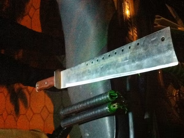 Nhận là thầy dạy Wushu mang đao ra phố