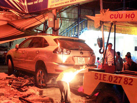 Hiện trường chiếc Lexus cuốn 2 bố con bé gái vào gầm