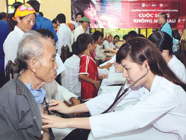 Hội bác sĩ trẻ tỉnh Hà Tĩnh tham gia khám, chẩn đoán bệnh tình nguyện cho hơn 1.000 người dân, gia đình chính sách tỉnh Hà Tĩnh và tỉnh Bolykhamxay (Lào) ngay sau Lễ phát động Ảnh: TTXVN
