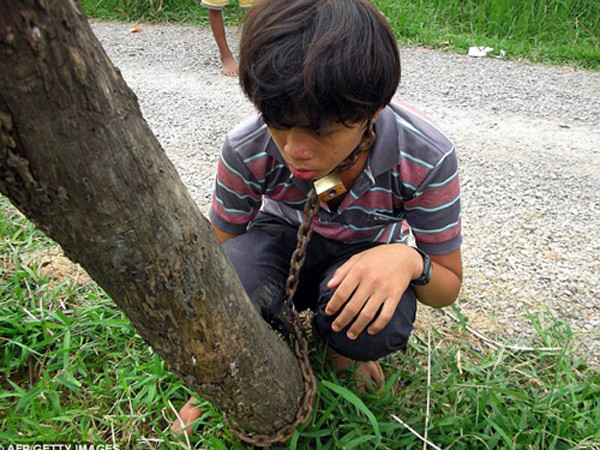 Xích cổ con nghiện game, bố bị truy nã