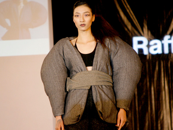 Toát mồ hôi với chiếc áo vừa dầy vừa rộng. Ảnh: Đức Hoàng