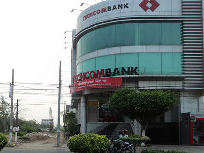 Khi nắn đường, Chủ tịch UBND tỉnh Vĩnh Long có đất cất nhà cho thuê (phải), còn cơ sở kinh doanh của bà Khoa (trái) bị giải tỏa Ảnh: Sáu Nghệ