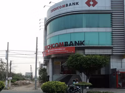 Khi nắn đường, Chủ tịch UBND tỉnh Vĩnh Long có đất cất nhà cho thuê (phải), còn cơ sở kinh doanh của bà Khoa (trái) bị giải tỏa Ảnh: Sáu Nghệ