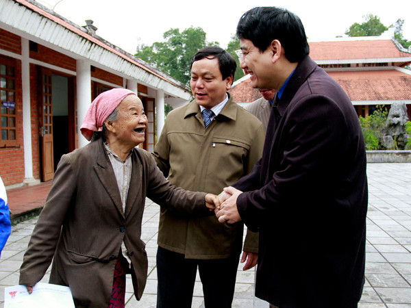 Bí thư thứ nhất T.Ư Đoàn tặng quà Tết tại Quảng Trị