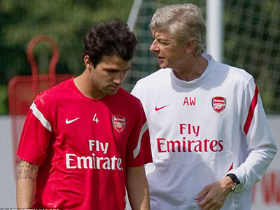 HLV Wenger muốn tái hợp với Fabregas