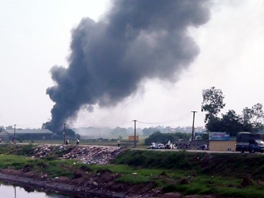 Clip: Cột khói đen bao trùm xưởng đệm mút