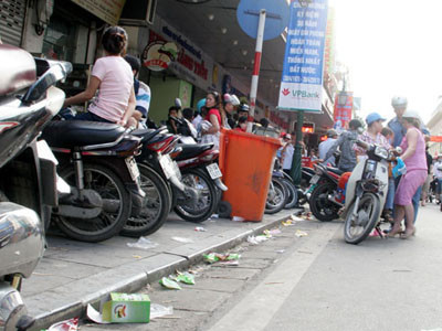 Ăn kem Tràng Tiền, vứt rác ra... vỉa hè