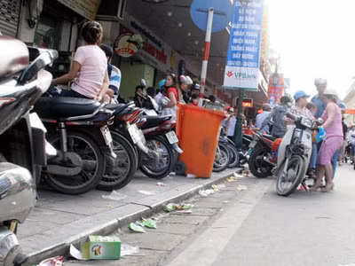Ăn kem Tràng Tiền, vứt rác ra... vỉa hè