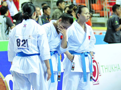 Trọng tài xin lỗi Việt Nam: 'Trò hề' ở SEA Games?