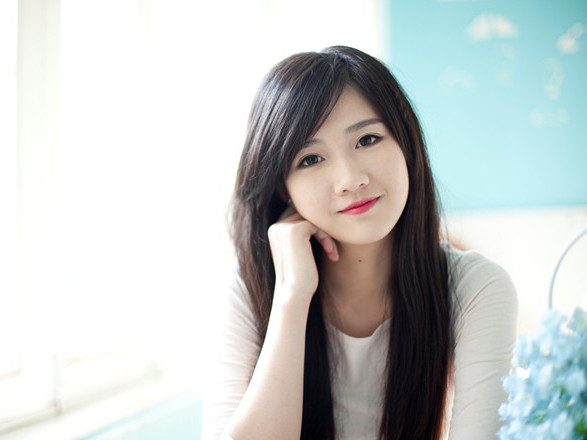 Nữ sinh Việt đẹp như tranh vẽ thạo 3 ngoại ngữ