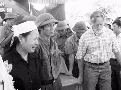 Homer cùng các sĩ quan quân đội khiêng linh cữu anh Đảm