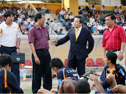 Bầu Hiển nợ tiền cầu thủ