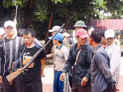 Bắt đối tượng Vàng A Pó, Mường Mày, Phong Xa Lỳ (Lào). Tang vật là 4 bánh heroin, 1 súng CKC và 8 viên đạn K56 Ảnh: Minh Đức