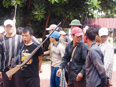 Bắt đối tượng Vàng A Pó, Mường Mày, Phong Xa Lỳ (Lào). Tang vật là 4 bánh heroin, 1 súng CKC và 8 viên đạn K56 Ảnh: Minh Đức