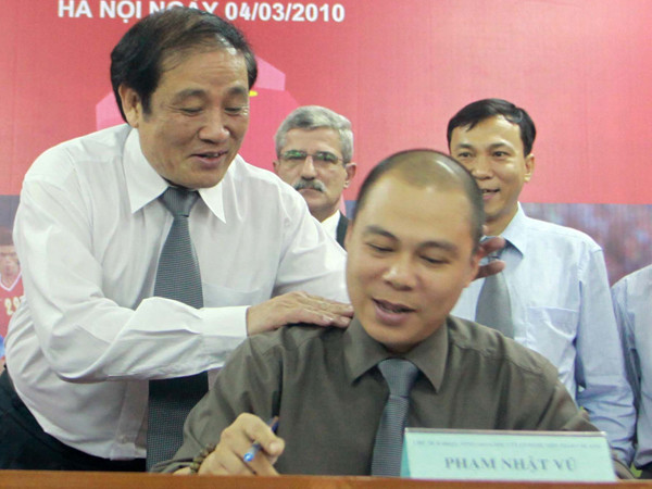 Chủ tịch AVG Phạm Nhật Vũ (ngồi) khẳng định sẵn sàng chia sẻ miễn phí bản quyền phát sóng cho các nhà đài. Ảnh: VSI