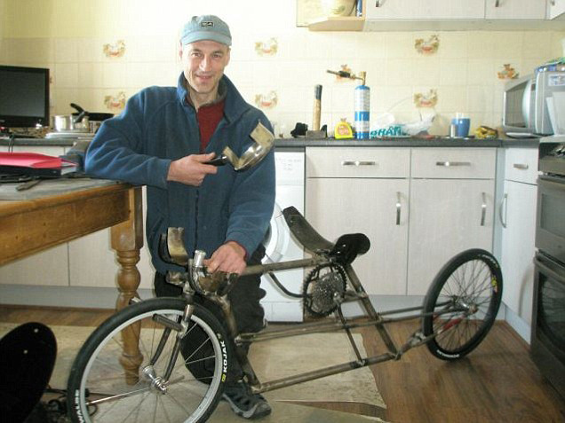 Tự chế xe đạp bằng chảo cũ để lập kỉ lục