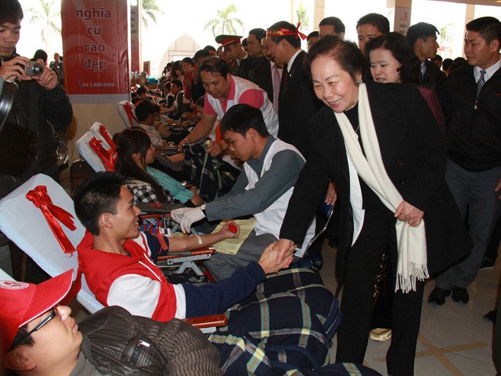 Hàng nghìn bạn trẻ tham gia hiến máu