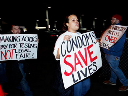 Biểu tình kêu gọi diễn viên phim khiêu dâm dùng bao cao su để tránh lây nhiễm HIV