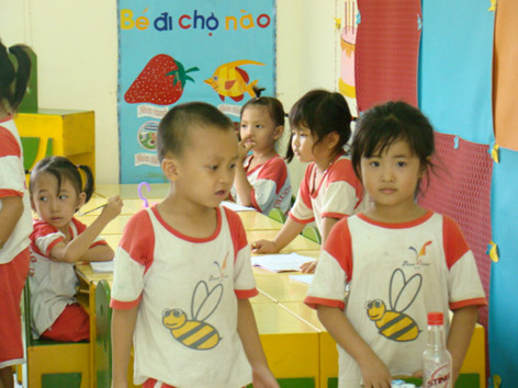 Âu lo theo con đi nhà trẻ