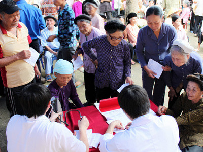 Khám bệnh, cấp thuốc miễn phí cho người nghèo