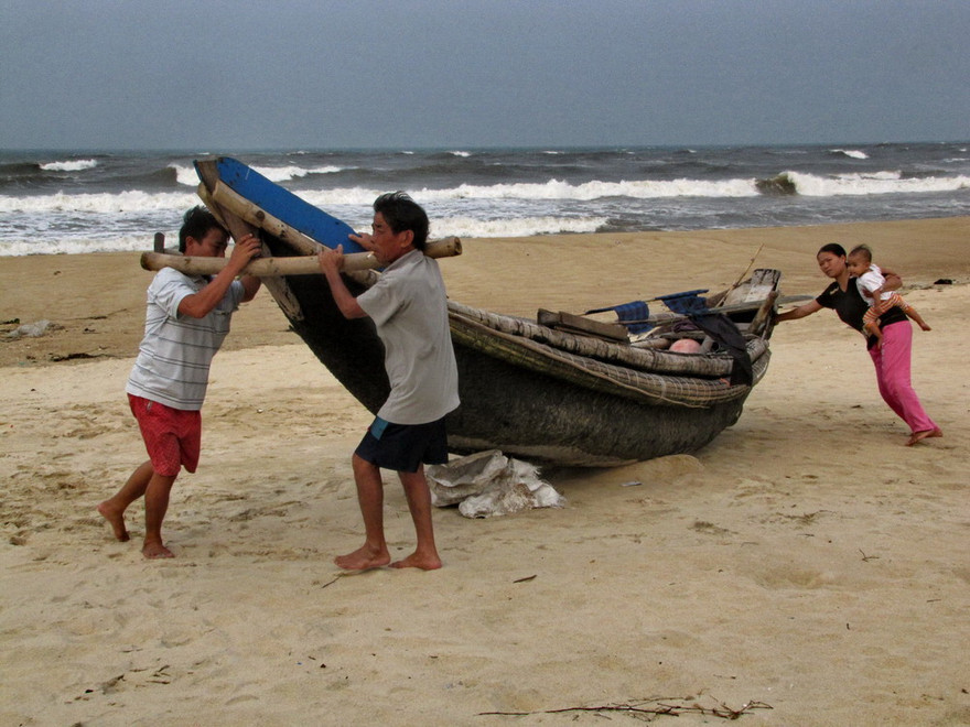 Bão số 11 đổ bộ vào Huế