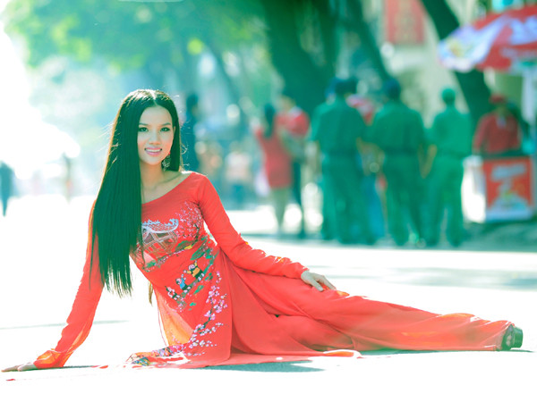 BB Phạm nổi bật trên phố Xuân với áo dài đỏ rực