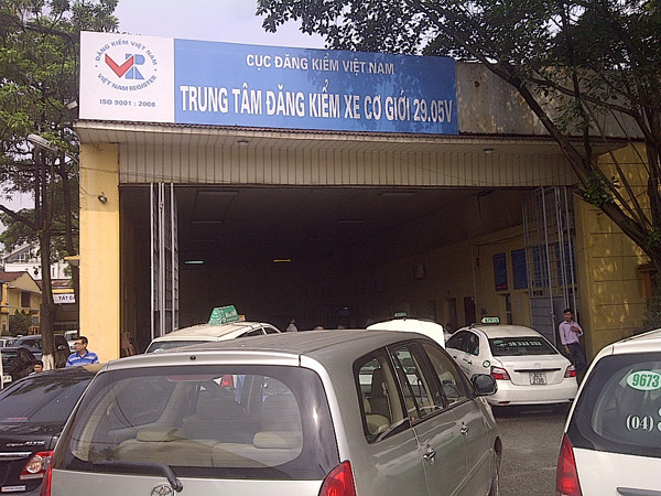 Ô tô xếp hàng chờ được đăng kiểm