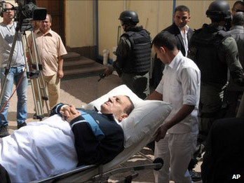 Cựu tổng thống Ai cập lại hầu tòa trên giường bệnh