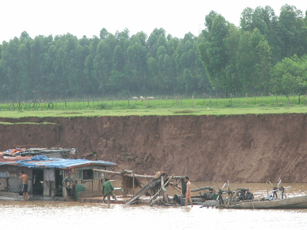 “Cát tặc” lộng hành khắp Hà Nội