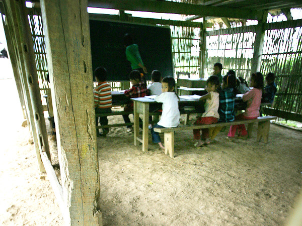 Những lớp học trống trước hở sau