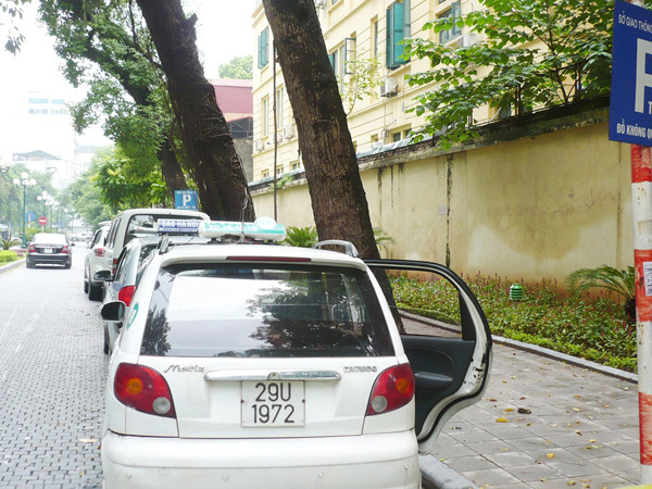 Là phố cấm và có biển cấm dừng đỗ, nhưng đường Chợ 19-12 vẫn được cấp phép trông giữ xe Ảnh: Anh Trọng