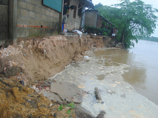 Nhiều vùng còn bị cô lập do mưa lũ