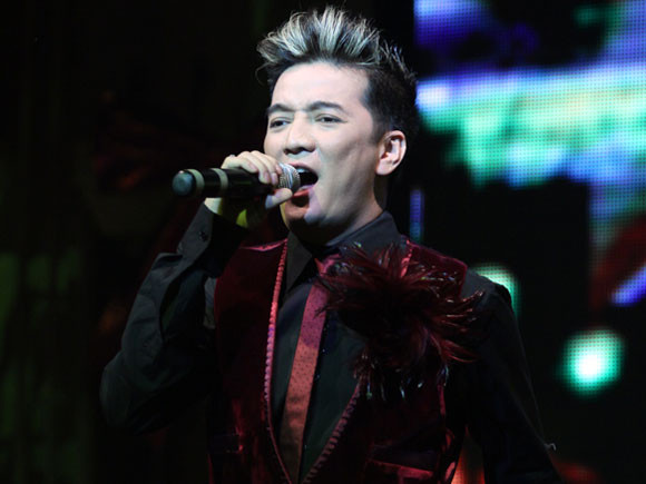 Đàm Vĩnh Hưng tưng bừng trong dạ tiệc đỏ