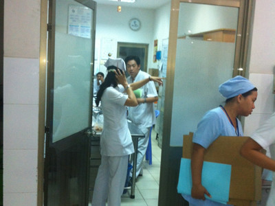 Bệnh viện hoảng loạn do côn đồ dọa bắn
