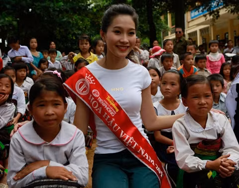 Hoa hậu Đặng Thu Thảo làm giám khảo cuộc thi sắc đẹp