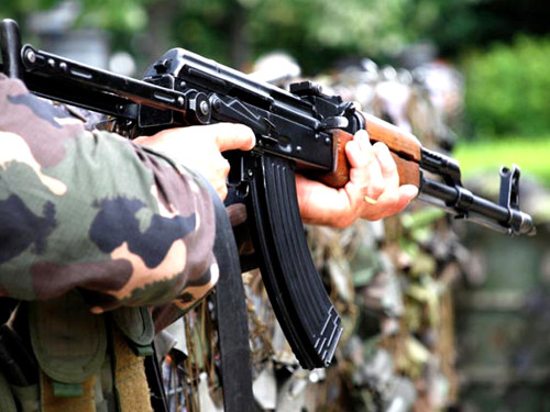 Học sinh lớp mười trộm súng quân dụng