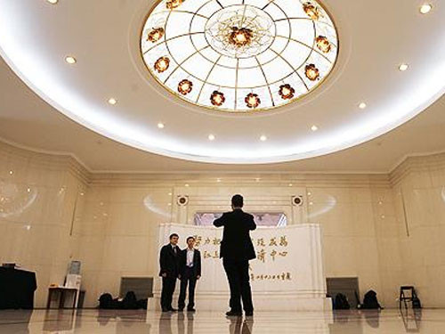 Đại biểu Quốc hội Trung Quốc bị cấm ăn tôm hùm, vi cá mập