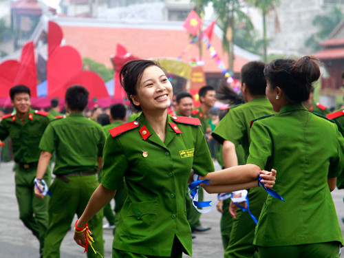 Nữ học viên cảnh sát 'khoe' tài sắc