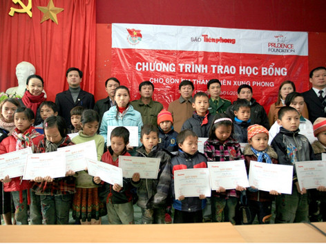 Tặng quà Tết, học bổng cho gia đình, học sinh vùng biên giới