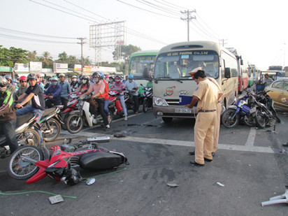 Xe container cuốn hàng chục phương tiện vào gầm