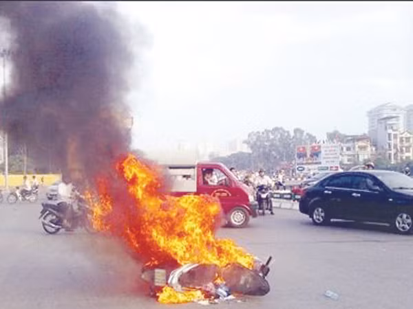 Một vụ cháy xe tại Hà Nội Ảnh: Minh Đức