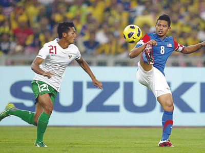 Tiền đạo Malaysia nhảy múa trước hậu vệ Indonesia ở trận chung kết lượt đi