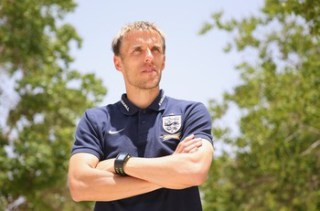 Phil Neville giải nghệ, có thể trở lại MU