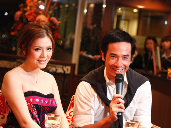 Lý Nhã Kỳ e ấp bên nam tài tử Hồng Kông