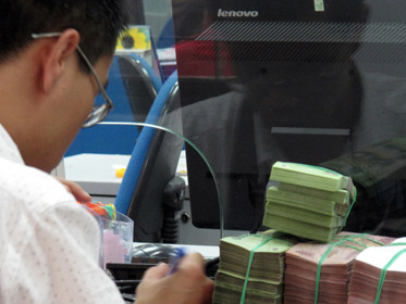 Thị trường lãi suất đang chờ động thái sửa đổi thông tư 13 để có điều chỉnh hợp lý hơn. Ảnh: T.Đạm (Tuổi Trẻ)