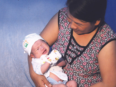 Bé Trường Xuân tròn 1 tháng tuổi trong vòng tay của mẹ