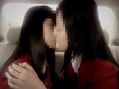 Sự thể hiện thái quá của các cặp teen đồng tính