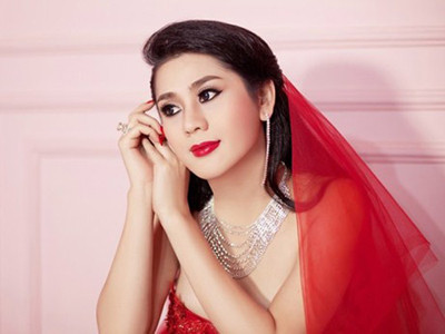 Lâm Chí Khanh quyến rũ với váy cưới đỏ rực