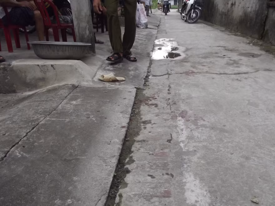 Những vết máu của nạn nhân còn lại tại hiện trường