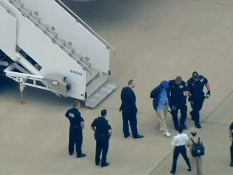 Máy bay hạ cánh khẩn cấp vì hành khách tố bị CIA đầu độc